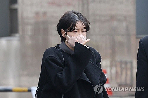 음주운전과 불법 숙박업 혐의로 불구속기소 된 문재인 전 대통령의 딸 다혜 씨가 지난 3월 20일 서울서부지법에서 열린 도로교통법상 음주운전 및 공중위생관리법 위반 혐의 사건 첫 공판기일에서 징역 1년을 구형받은 뒤 청사를 떠나고 있다. [연합뉴스]